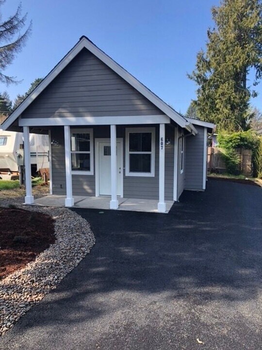 607 SE Quay Ave in Lincoln City, OR - Building Photo