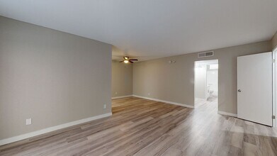 Charming Tudor-Style Apartments in Prime Sherman Oaks Location in Sherman Oaks, CA - Foto de edificio - Interior Photo