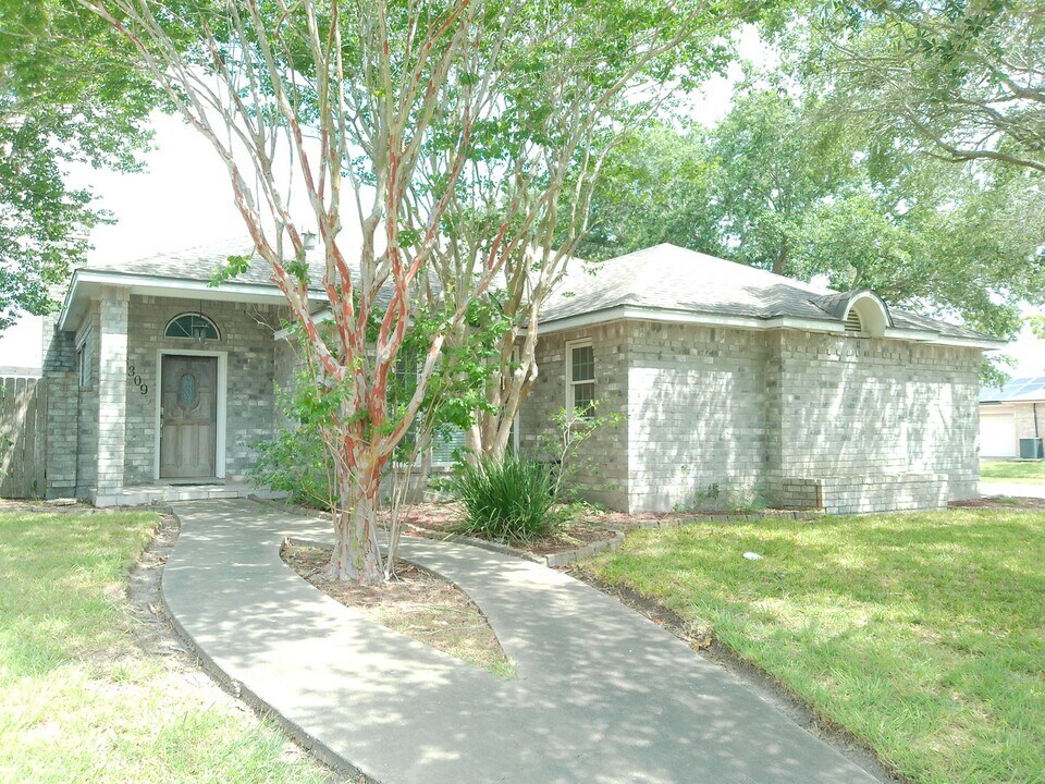 3309 Sterling Dr in Corpus Christi, TX - Building Photo