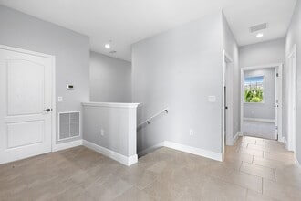 2318 Sawyers Hill Rd, Unit 105 in Naples, FL - Building Photo - Building Photo