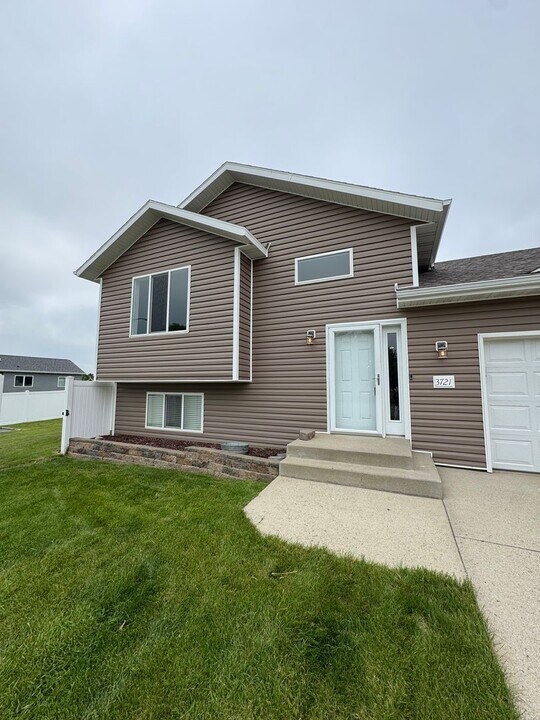3721 48th St NW in Mandan, ND - Building Photo