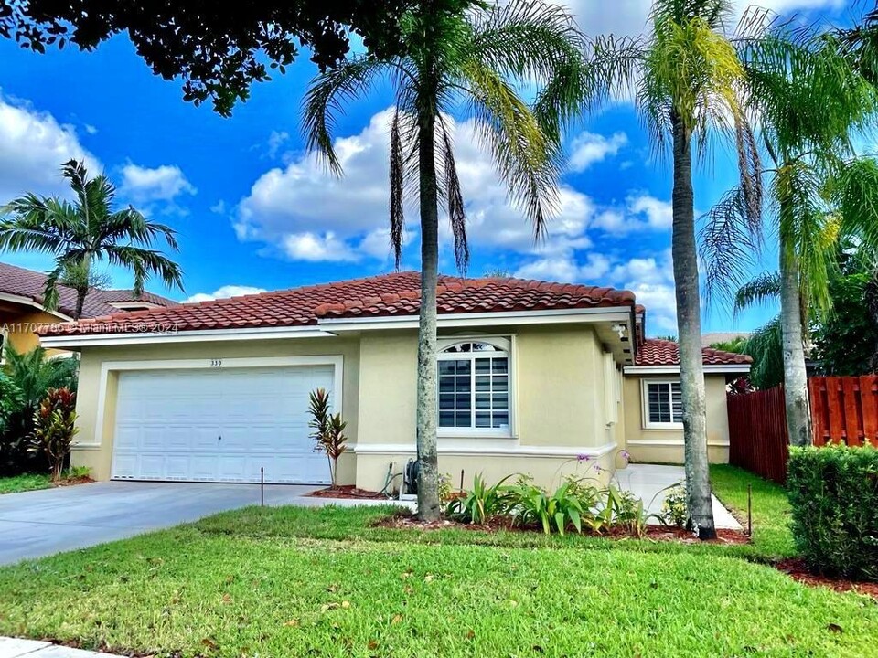 330 Via Firenza Way in Davie, FL - Building Photo