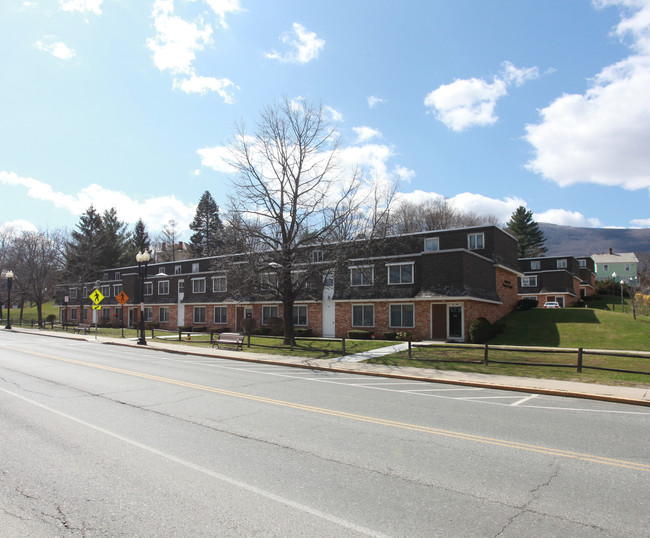 4 Columbia St in Adams, MA - Foto de edificio - Building Photo