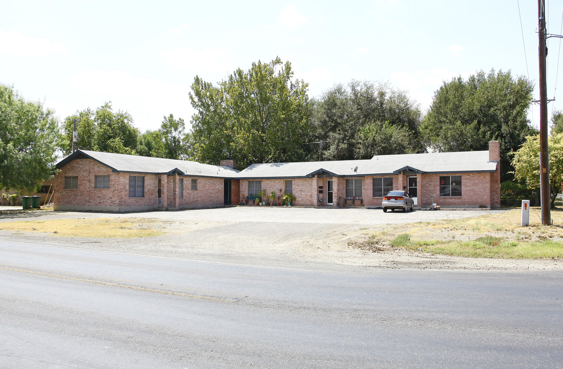 3002 Avenue E in Hondo, TX - Building Photo