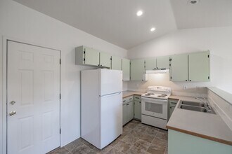 462-464 Hummingbird St SE in Albany, OR - Building Photo - Building Photo