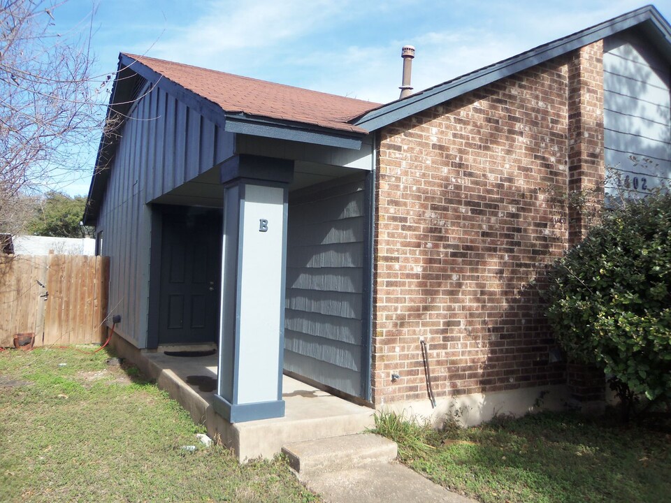 1402 W Braker Ln in Austin, TX - Building Photo