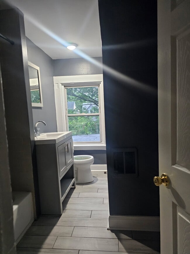 24 N 18th St, Unit #3 in East Orange, NJ - Foto de edificio - Building Photo