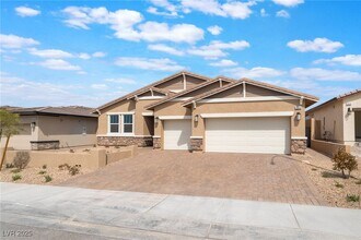 1044 Forest Falcon Dr in Henderson, NV - Building Photo - Building Photo