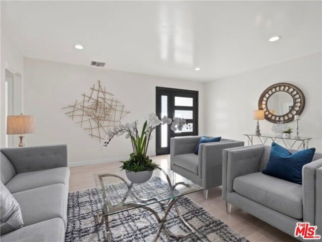 17601 Rhoda St in Los Angeles, CA - Building Photo - Building Photo