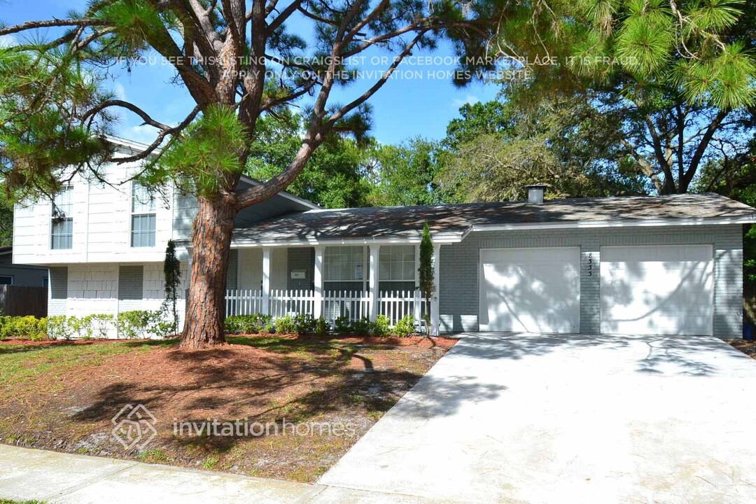 8333 W Pocahontas Ave in Tampa, FL - Building Photo