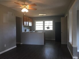 8 Baggett Ct in Pensacola, FL - Building Photo