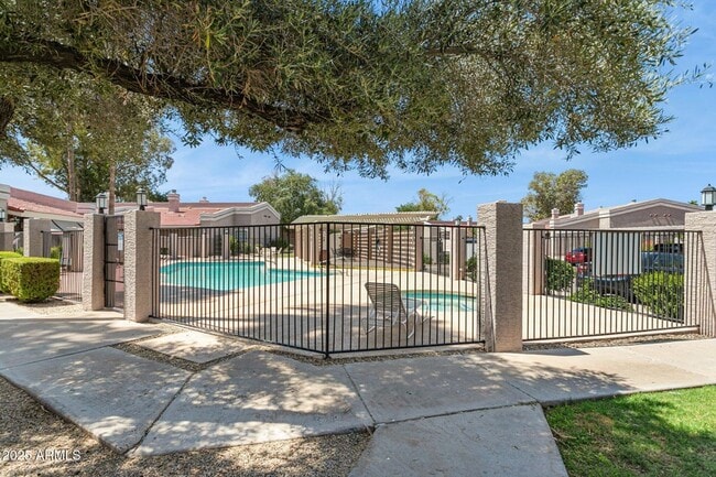 1976 N Lemon Tree Ln