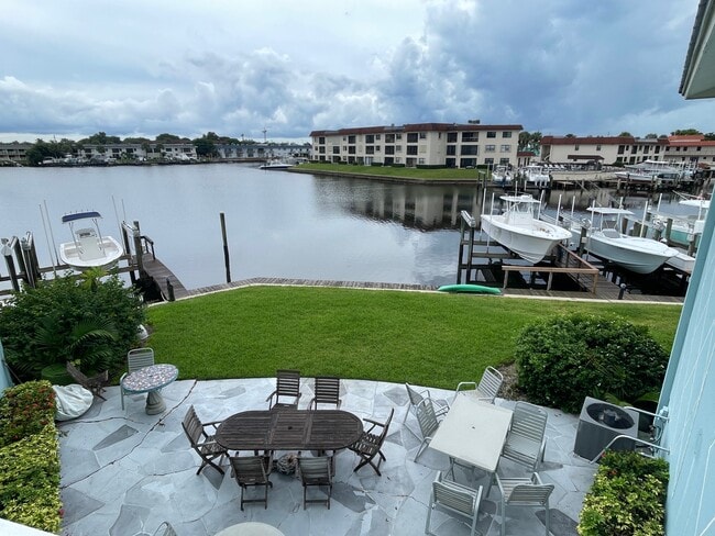 400 Northlake Ct, Unit 102 in North Palm Beach, FL - Foto de edificio - Building Photo