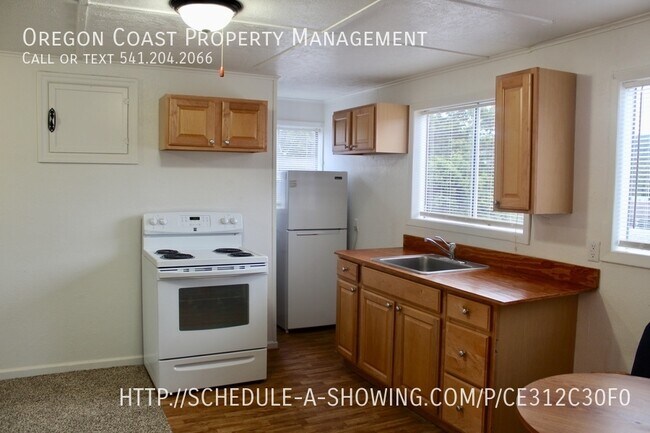 20 Graham Ave in Depoe Bay, OR - Building Photo - Building Photo