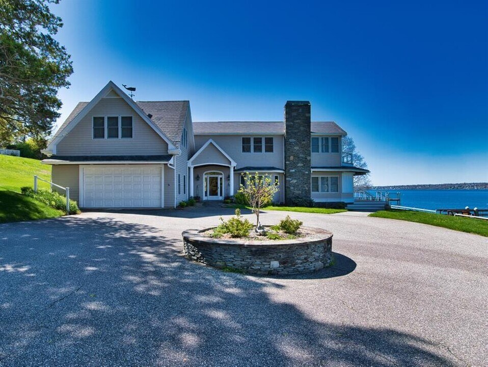 149 Nanaquaket Rd in Tiverton, RI - Building Photo