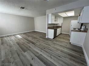 1009 Willow Tree Dr in Las Vegas, NV - Building Photo - Building Photo
