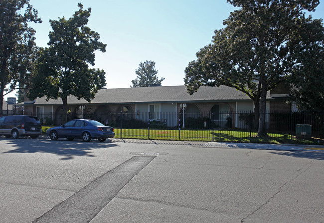 Walnut Arms Apartments in Rancho Cordova, CA - Foto de edificio - Building Photo