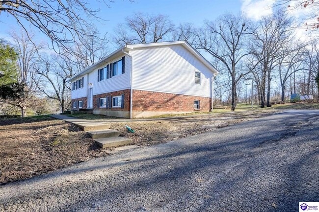 244 Pinewood Dr in Radcliff, KY - Building Photo - Building Photo