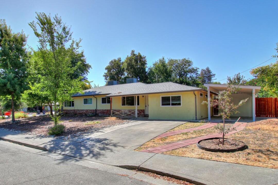 504 Villanova Dr in Davis, CA - Building Photo