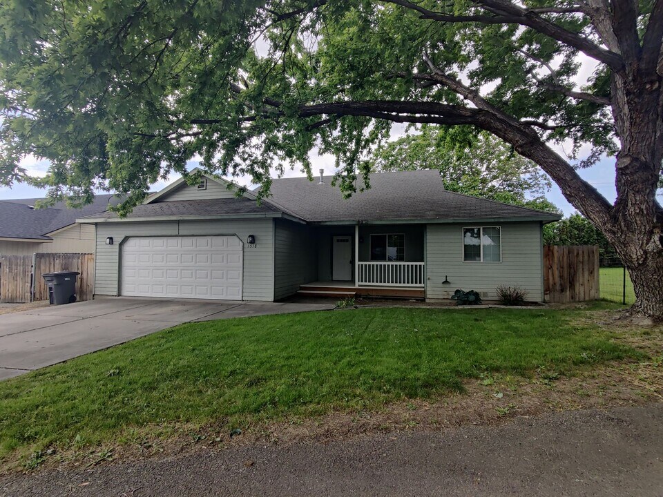 1518 W 24th Loop in Kennewick, WA - Building Photo
