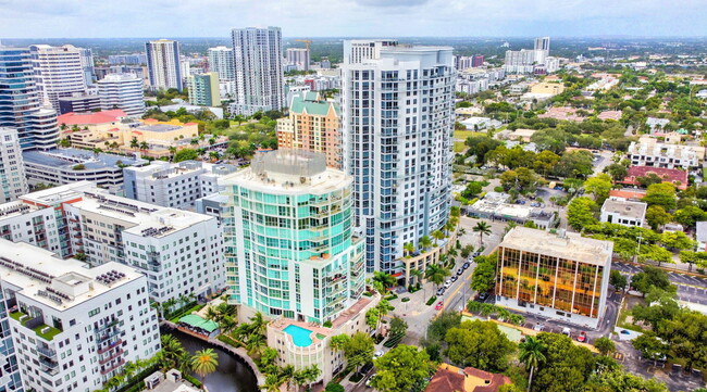 111 SE 8th Ave in Fort Lauderdale, FL - Foto de edificio - Building Photo