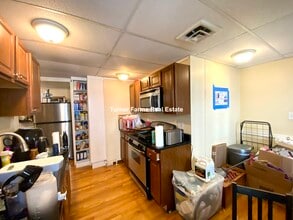 363 Beacon St, Unit 1 in Somerville, MA - Building Photo - Building Photo