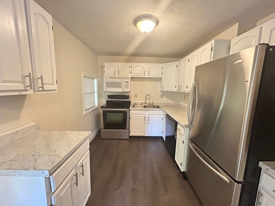 4400-4402-4402 Pine Brook Ct in Dayton, OH - Building Photo