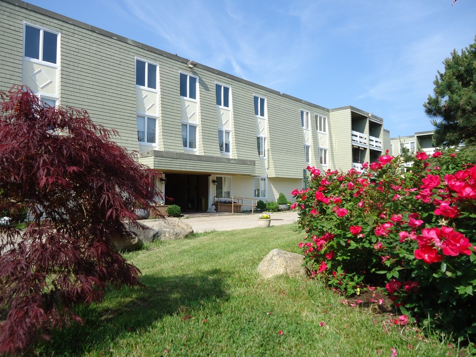 Hyannis House Apartments in Hyannis, MA - Building Photo