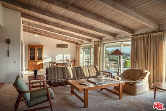 2701 Lake Hollywood Dr in Los Angeles, CA - Building Photo - Building Photo