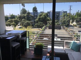 415 Montana Ave, Unit 306 in Santa Monica, CA - Building Photo