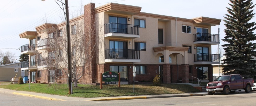 Maple Street in Vegreville, AB - Building Photo