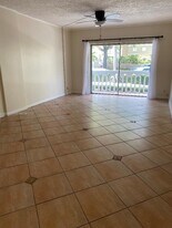100 Edgewater Dr in Miami, FL - Building Photo