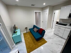 1071 NE 213th Terrace-Unit -n/a in Miami, FL - Building Photo - Building Photo
