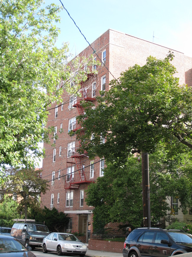 4105 74th St in Flushing, NY - Foto de edificio - Building Photo