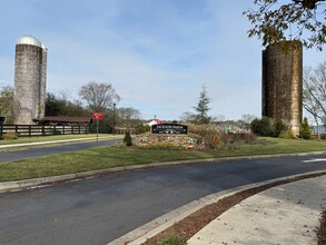 21 Westover Rd in Cartersville, GA - Foto de edificio - Building Photo