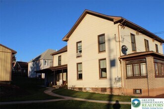 210 Mauch Chunk St in Nazareth, PA - Foto de edificio - Building Photo