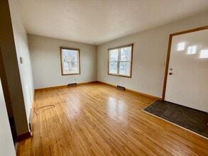 912 Waterloo Rd in Cedar Falls, IA - Building Photo - Building Photo