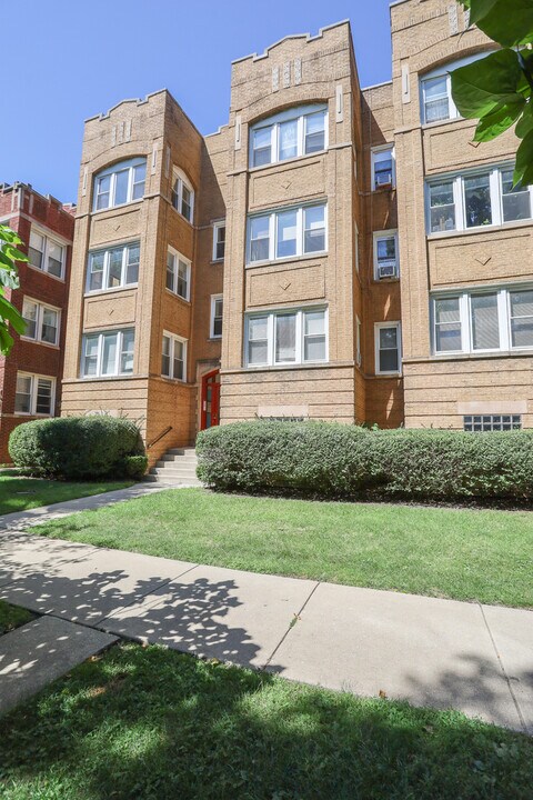 1300 W Albion Ave in Chicago, IL - Building Photo