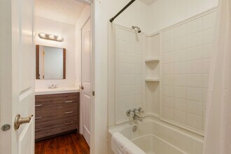 15704 Ash Way in Lynnwood, WA - Foto de edificio - Building Photo