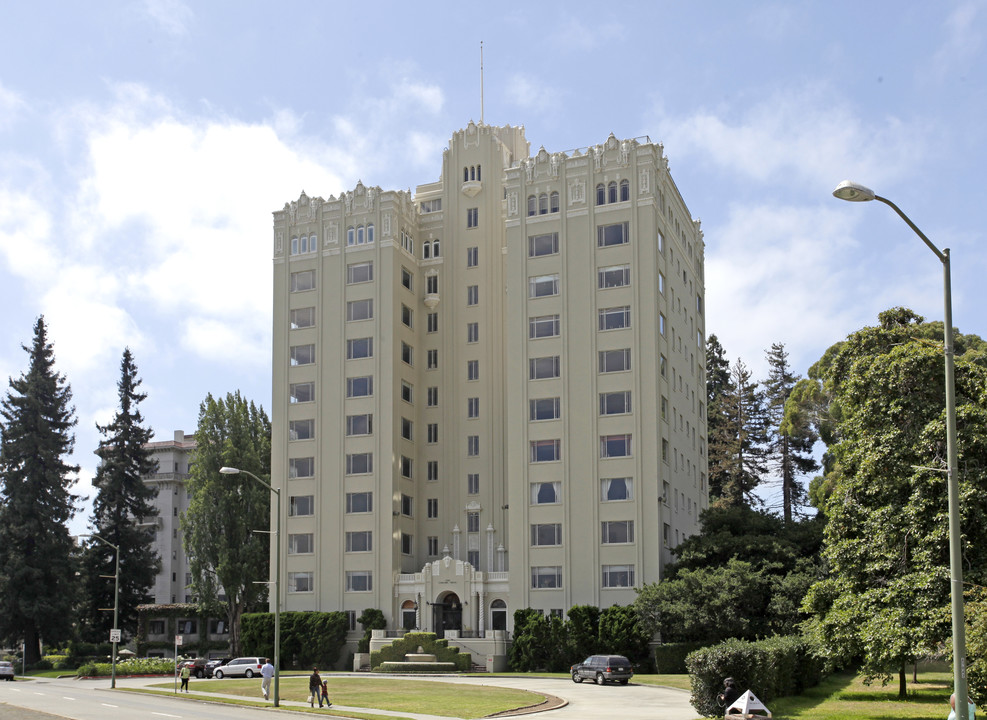 Lakeside Drive Apartments in Oakland, CA - Building Photo