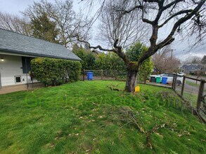 2011 SE Lambert St in Portland, OR - Building Photo - Building Photo