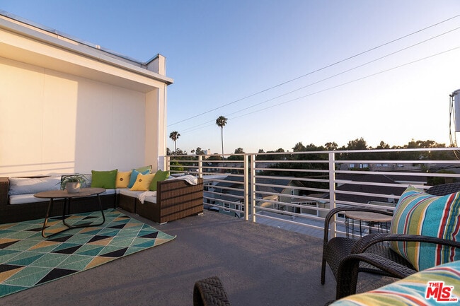 423 S Wilton Pl in Los Angeles, CA - Building Photo - Building Photo