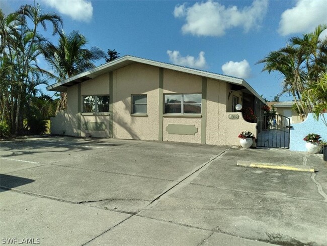 4818 Palm Tree Dr photo'