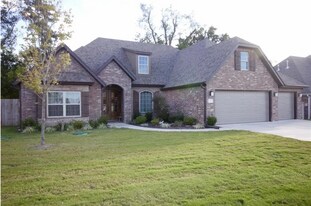 1919 Sicily Ave in Lowell, AR - Building Photo