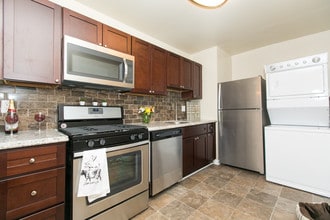Quail Hollow Apartment Homes in Glen Burnie, MD - Foto de edificio - Building Photo