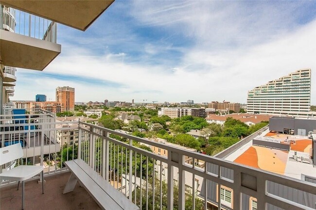 3225 Turtle Creek Blvd, Unit 1140 in Dallas, TX - Foto de edificio - Building Photo