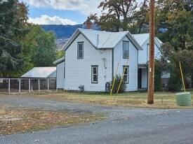614 W Arch St in Union, OR - Building Photo