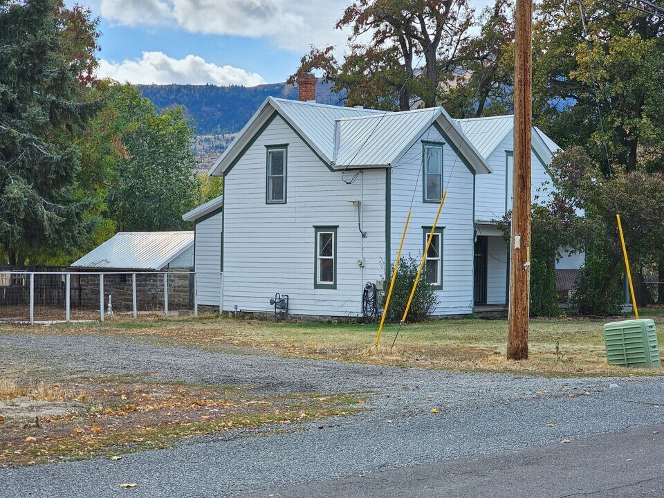 614 W Arch St in Union, OR - Building Photo
