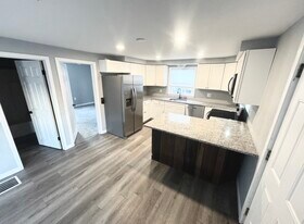 1392 Candia Rd, Unit 1392 Candia Rd in Manchester, NH - Building Photo