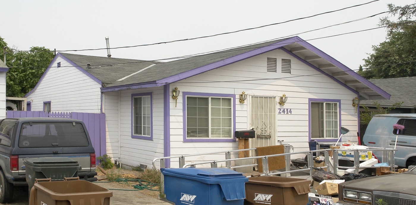 2414 Davis Ln in Antioch, CA - Foto de edificio